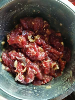 草菇炒牛肉的家常做法，鲜嫩多汁关键在这几步